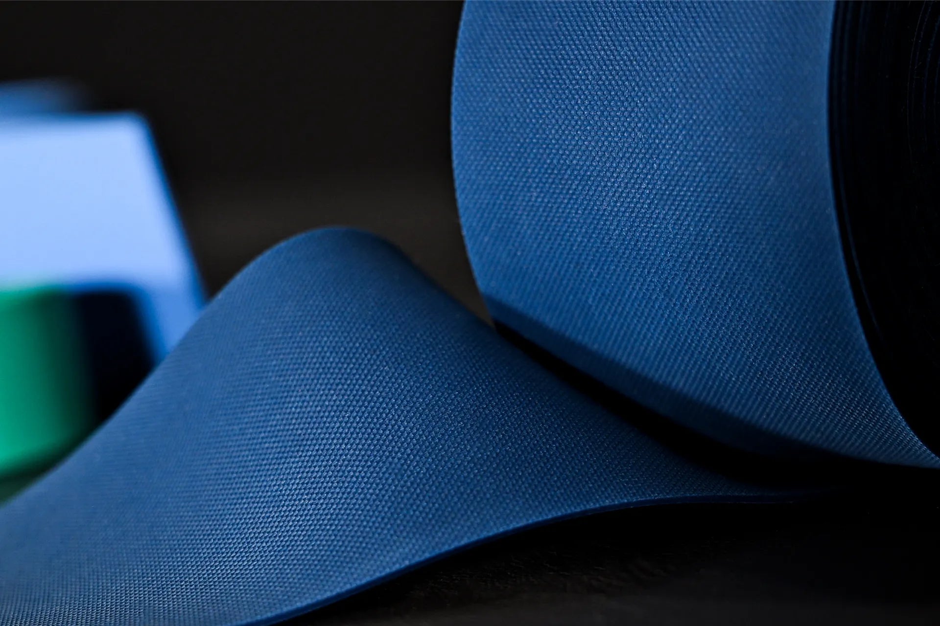 Nahaufnahme vom blauen ARTZT thepro Flossband