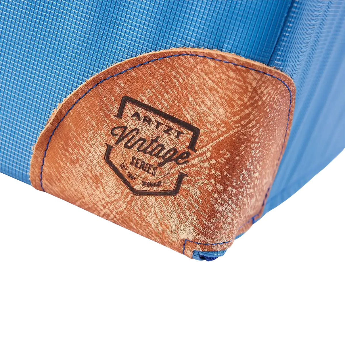Nahaufnahme auf den Logostempel vom ARTZT Vintage Series Cube in blau. #farbe_blau