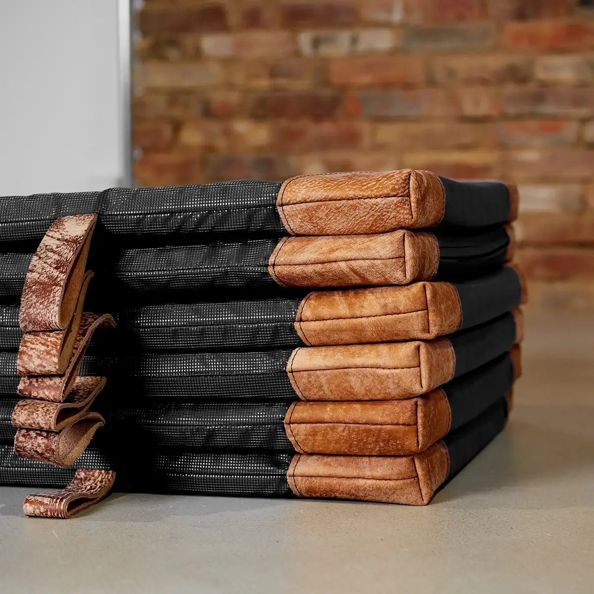 Sechs ARTZT Vintage Series Turnmatten in schwarz liegen aufeinander. #farbe_schwarz