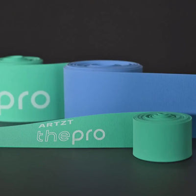 Video vor schwarzem Hintergrund, in dem die Anwendung der verschiedenen Flossbänder gezeigt wird.