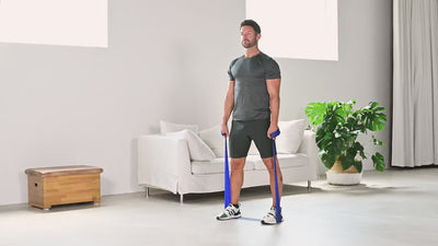 Mann vollführt die Übung Biceps Curls mit dem TheraBand.