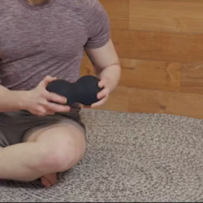 Kurze Aufnahmen verschiedener Personen, die mit dem Therabody WaveDuo Faszienball trainieren