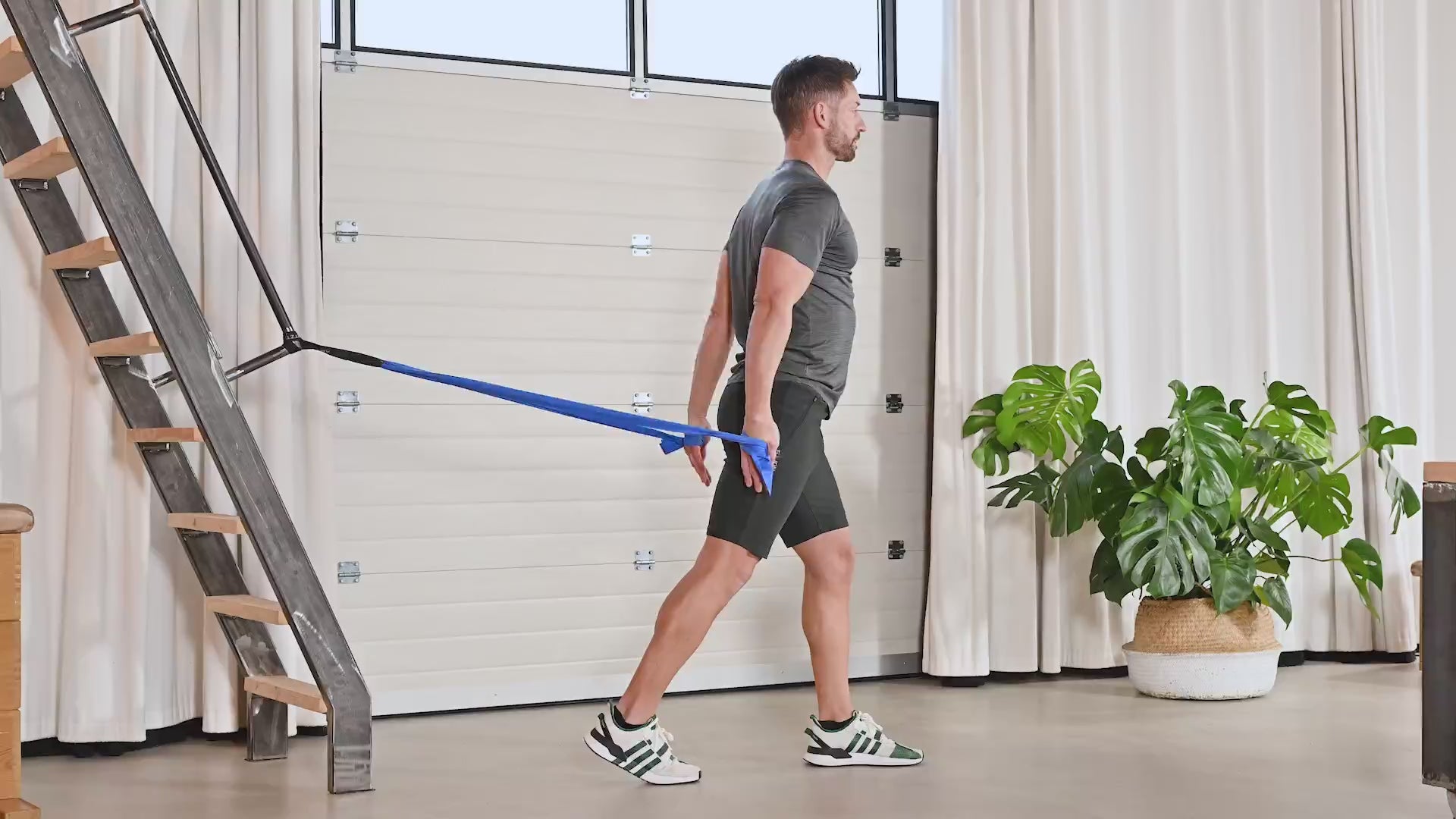 Mann vollführt die Übung Chest Press mit dem TheraBand.