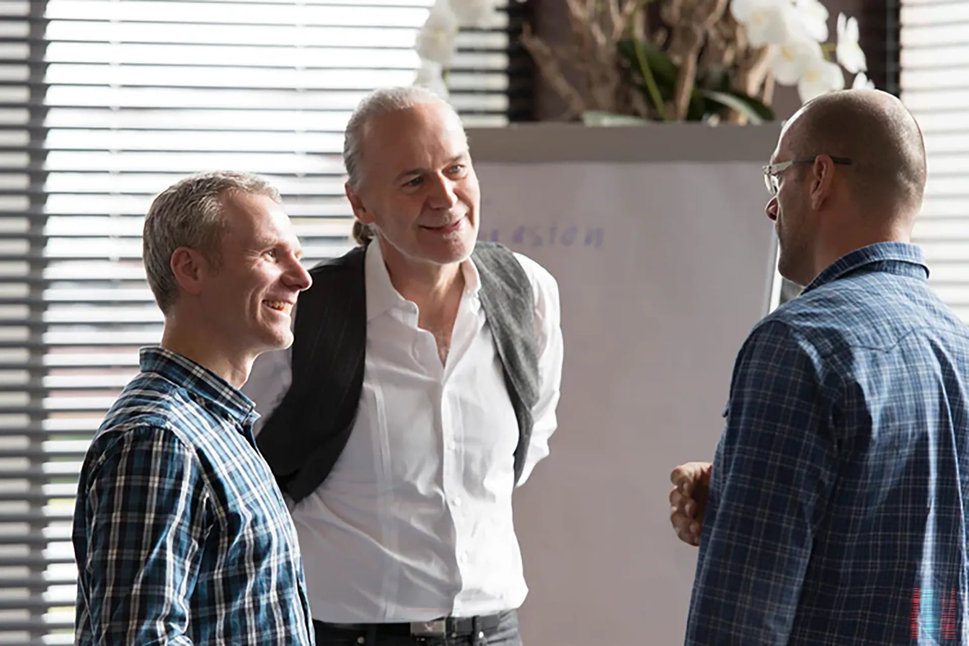 Faszienexperte Dr. Robert Schleip unterhält sich mit Kollegen.