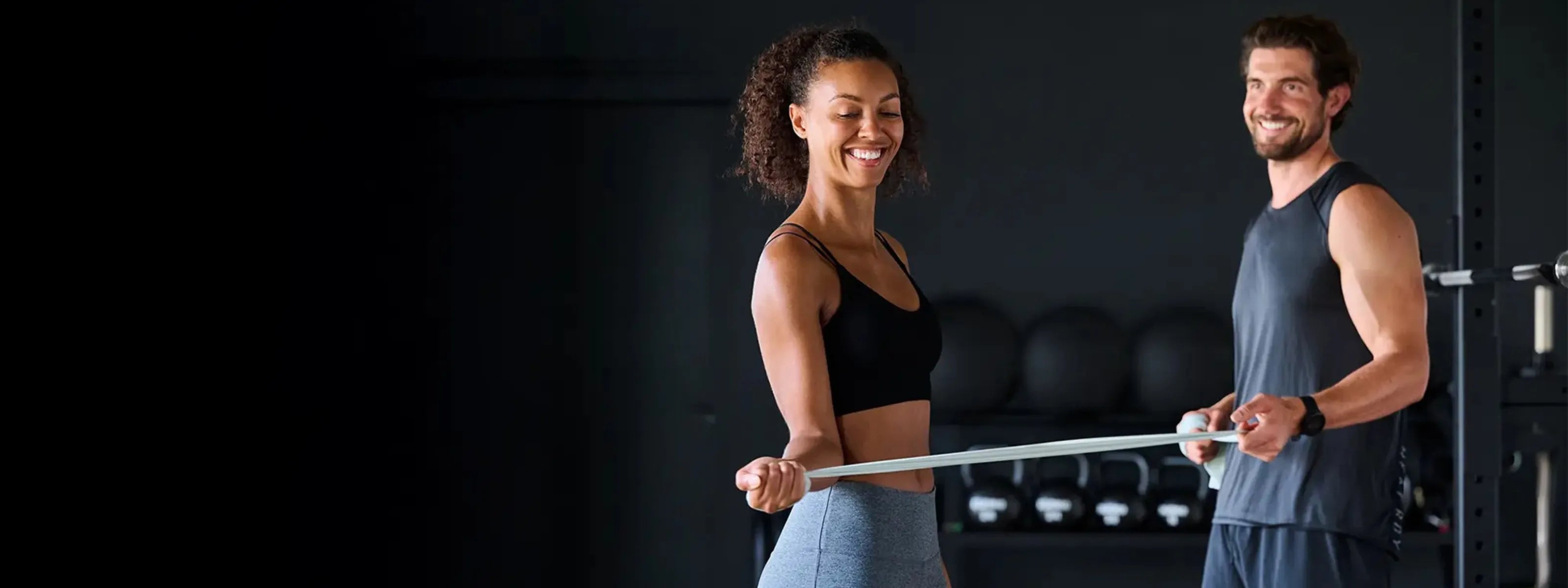 Startseite des Onlineshops artzt.eu: Eine Frau und ein Mann trainieren in einem Fitnessraum mit einem grauen Fitnessband.