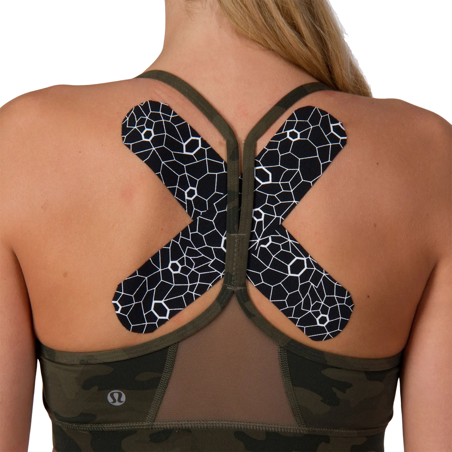Rückenansicht einer Person mit schwarzem TheraBand Kinesiology Tape im oberen Rückenbereich, symmetrisch in X-Form auf beiden Schulterblättern angebracht.