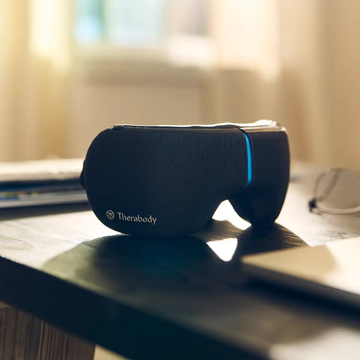 Therabody SmartGoggles Wearable liegt auf einem Tisch.