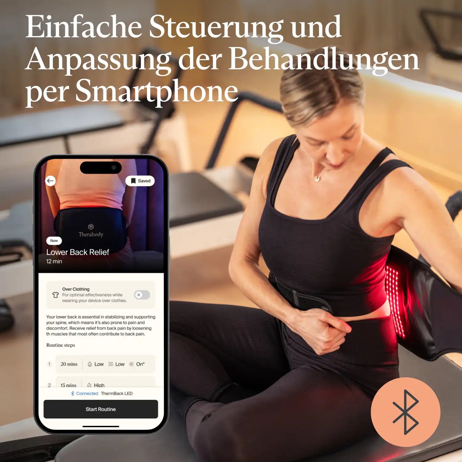 Therabody ThermBack LED Wärmegürtel Rückenbandage wird von einer sitzenden Person angewendet, sichtbare LED-Lichttherapie im Lendenbereich, Steuerung und Anpassung der Behandlung per Smartphone-App dargestellt.